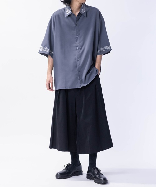 JOHN'S CLOSET(ジョンズクローゼット)の「【14】フラワーエンブロイダリー オーバーサイズ半袖シャツ(シャツ/ブラウス・メンズ・ネイビー/ライトグレー/チャコールグレー/ブラック/ホワイト・LARGE/MEDIUM)」の22枚目の写真