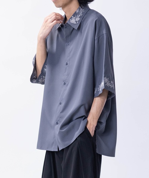 JOHN'S CLOSET(ジョンズクローゼット)の「【14】フラワーエンブロイダリー オーバーサイズ半袖シャツ(シャツ/ブラウス・メンズ・ネイビー/ライトグレー/チャコールグレー/ブラック/ホワイト・LARGE/MEDIUM)」の20枚目の写真