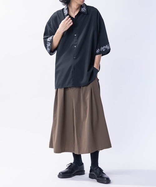 JOHN'S CLOSET(ジョンズクローゼット)の「【14】フラワーエンブロイダリー オーバーサイズ半袖シャツ(シャツ/ブラウス・メンズ・ネイビー/ライトグレー/チャコールグレー/ブラック/ホワイト・LARGE/MEDIUM)」の16枚目の写真