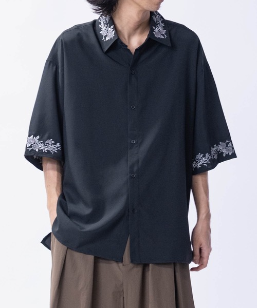 JOHN'S CLOSET(ジョンズクローゼット)の「【14】フラワーエンブロイダリー オーバーサイズ半袖シャツ(シャツ/ブラウス・メンズ・ネイビー/ライトグレー/チャコールグレー/ブラック/ホワイト・LARGE/MEDIUM)」の13枚目の写真