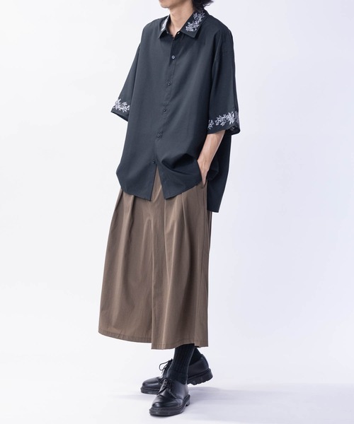 JOHN'S CLOSET(ジョンズクローゼット)の「【14】フラワーエンブロイダリー オーバーサイズ半袖シャツ(シャツ/ブラウス・メンズ・ネイビー/ライトグレー/チャコールグレー/ブラック/ホワイト・LARGE/MEDIUM)」の17枚目の写真