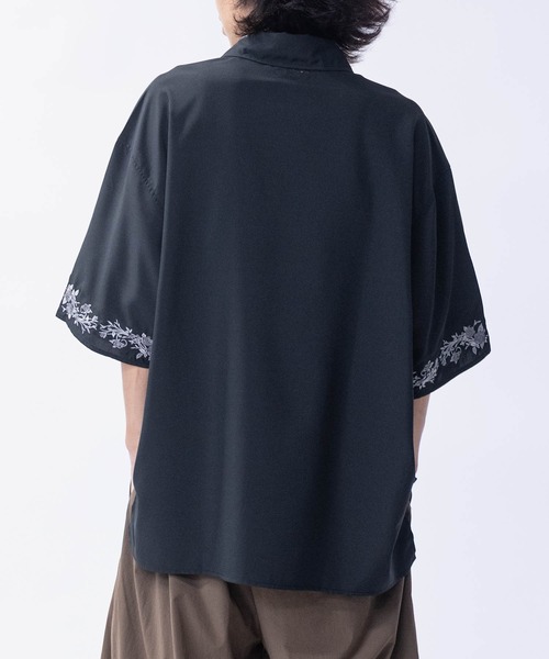 JOHN'S CLOSET(ジョンズクローゼット)の「【14】フラワーエンブロイダリー オーバーサイズ半袖シャツ(シャツ/ブラウス・メンズ・ネイビー/ライトグレー/チャコールグレー/ブラック/ホワイト・LARGE/MEDIUM)」の15枚目の写真