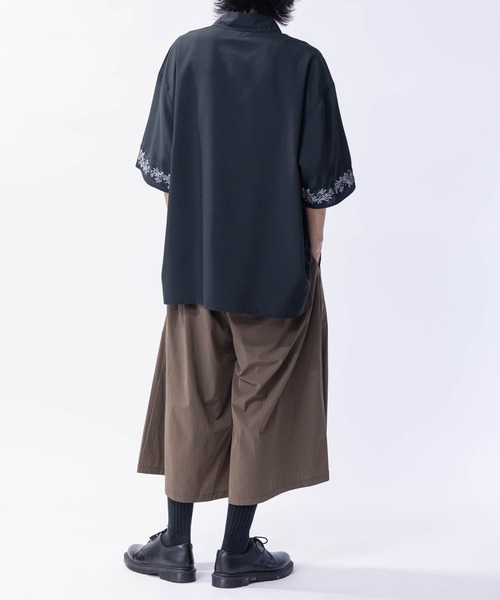 JOHN'S CLOSET(ジョンズクローゼット)の「【14】フラワーエンブロイダリー オーバーサイズ半袖シャツ(シャツ/ブラウス・メンズ・ネイビー/ライトグレー/チャコールグレー/ブラック/ホワイト・LARGE/MEDIUM)」の18枚目の写真