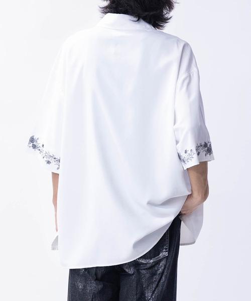 JOHN'S CLOSET(ジョンズクローゼット)の「【14】フラワーエンブロイダリー オーバーサイズ半袖シャツ(シャツ/ブラウス・メンズ・ネイビー/ライトグレー/チャコールグレー/ブラック/ホワイト・LARGE/MEDIUM)」の9枚目の写真