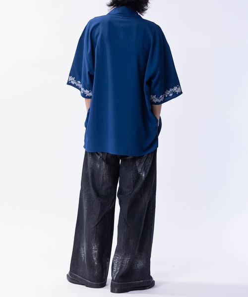 JOHN'S CLOSET(ジョンズクローゼット)の「【14】フラワーエンブロイダリー オーバーサイズ半袖シャツ(シャツ/ブラウス・メンズ・ネイビー/ライトグレー/チャコールグレー/ブラック/ホワイト・LARGE/MEDIUM)」の6枚目の写真