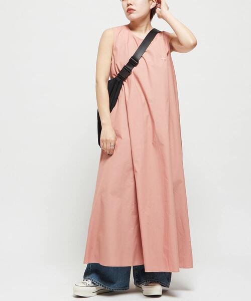 CONVERSE TOKYO（コンバーストウキョウ）の「SLEEVELESS GATHERED VOLUME DRESS（ワンピース・レディース・チャコールグレー/ベージュ/ピンク・FREE）」の4枚目の写真