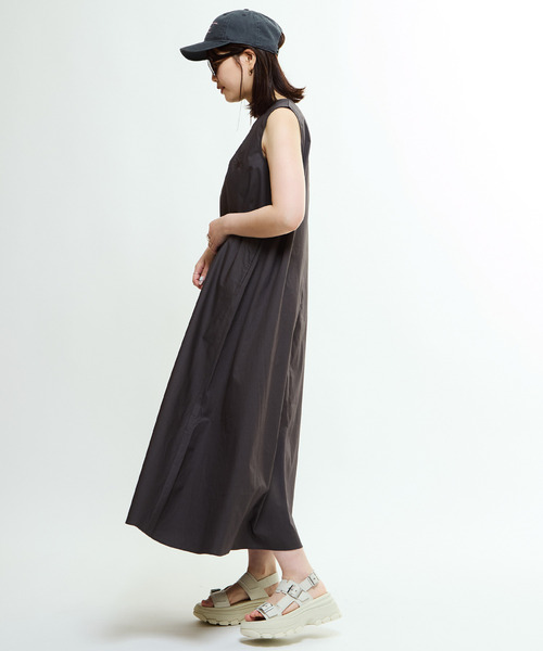 CONVERSE TOKYO（コンバーストウキョウ）の「SLEEVELESS GATHERED VOLUME DRESS（ワンピース・レディース・チャコールグレー/ベージュ/ピンク・FREE）」の14枚目の写真