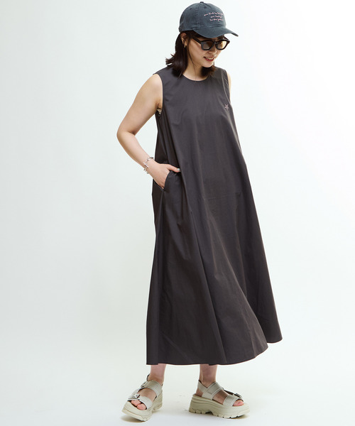 CONVERSE TOKYO（コンバーストウキョウ）の「SLEEVELESS GATHERED VOLUME DRESS（ワンピース・レディース・チャコールグレー/ベージュ/ピンク・FREE）」の15枚目の写真