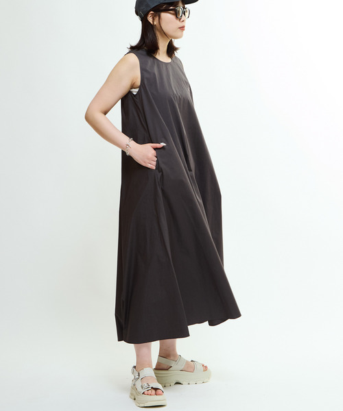 CONVERSE TOKYO（コンバーストウキョウ）の「SLEEVELESS GATHERED VOLUME DRESS（ワンピース・レディース・チャコールグレー/ベージュ/ピンク・FREE）」の16枚目の写真