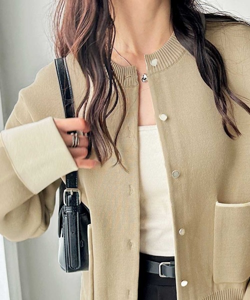 GeeRA（ジーラ）の「春の羽織りに！ゴールドボタン配色カラーニットカーディガン（カーディガン/ボレロ・レディース・チャコール/ベージュ/グレー系その他・SMALL/MEDIUM/LARGE/X-LARGE）」の13枚目の写真
