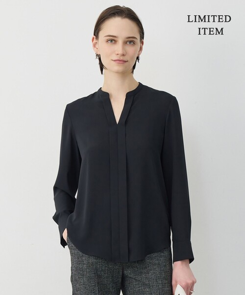 ICB(アイシービー)の「BackSatinAmunzen キーネックブラウス(シャツ/ブラウス・レディース・サックスブルー系/ブラック系3/ローズ系/ライトイエロー系5/ブラック系5/アイボリー系/ブラック系8/ブラック系/スモーキーグリーン系/ブラック系その他/ベージュ系その他/ネイビー・X-SMALL/SMALL/MEDIUM)」の3枚目の写真
