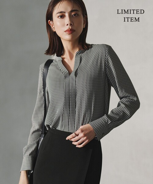 ICB(アイシービー)の「BackSatinAmunzen キーネックブラウス(シャツ/ブラウス・レディース・サックスブルー系/ブラック系3/ローズ系/ライトイエロー系5/ブラック系5/アイボリー系/ブラック系8/ブラック系/スモーキーグリーン系/ブラック系その他/ベージュ系その他/ネイビー・X-SMALL/SMALL/MEDIUM)」の6枚目の写真
