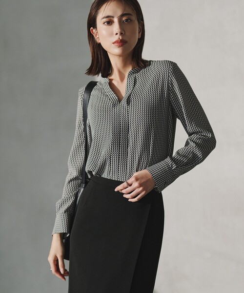 ICB(アイシービー)の「BackSatinAmunzen キーネックブラウス(シャツ/ブラウス・レディース・サックスブルー系/ブラック系3/ローズ系/ライトイエロー系5/ブラック系5/アイボリー系/ブラック系8/ブラック系/スモーキーグリーン系/ブラック系その他/ベージュ系その他/ネイビー・X-SMALL/SMALL/MEDIUM)」の14枚目の写真