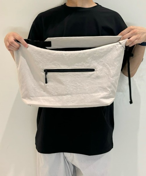 BACK NUMBER（バックナンバー）の「BACK NUMBER(バックナンバー)【メンズ】ラウンドショルダーバッグ（ショルダーバッグ・メンズ・ダークグレー/ライトグレー/ライトベージュ/ブラック・ONE SIZE）」の13枚目の写真