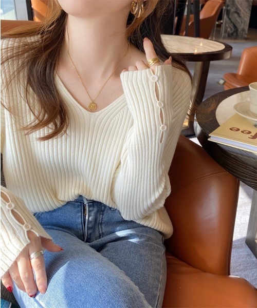 Beststore(ベストストア)の「【秋冬】袖ボタン Vネックニットトップス セーター(ニット/セーター・レディース・ブラック/ダークグリーン/ホワイト/グリーン/ブラウン/キャメル・FREE)」の7枚目の写真
