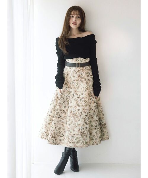 dazzlin(ダズリン)の「サイドタックベルトフレアスカート(スカート・レディース・レッド/ベージュ/アイボリー/ブラック・SMALL/MEDIUM)」の4枚目の写真