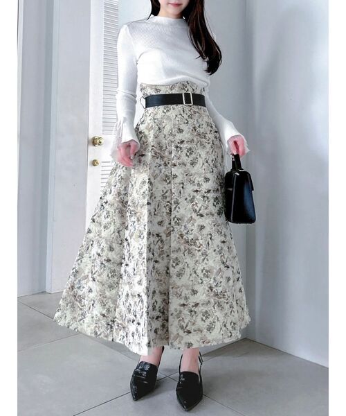 dazzlin(ダズリン)の「サイドタックベルトフレアスカート(スカート・レディース・レッド/ベージュ/アイボリー/ブラック・SMALL/MEDIUM)」の9枚目の写真