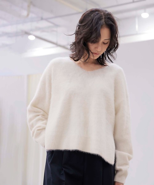 Jines（ジネス）の「フォックスカシミヤ Vネックプルオーバー（ニット/セーター・レディース・チャコールグレー/ブルー/アイボリー/ピンク/ネイビー・38）」の2枚目の写真