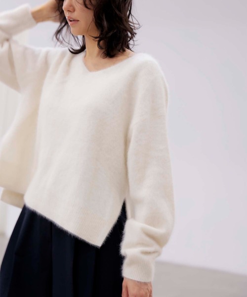 Jines（ジネス）の「フォックスカシミヤ Vネックプルオーバー（ニット/セーター・レディース・チャコールグレー/ブルー/アイボリー/ピンク/ネイビー・38）」の10枚目の写真