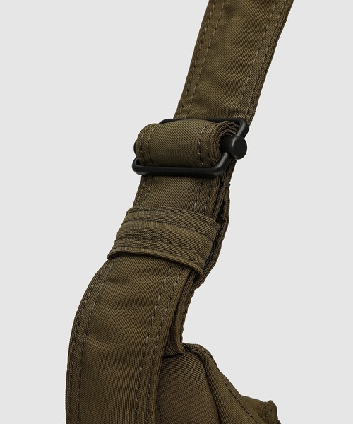 LEMAIRE（ルメール）の「SMALL SOFT GAMEBAG（ショルダーバッグ・メンズ・ブラウン/ブラック系その他/カーキ・ONE SIZE）」の5枚目の写真