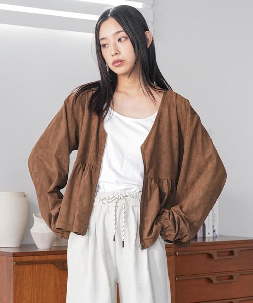 mili an deni(ミリアンデニ)の「スウェードフロントジップペプラムブラウス(ノーカラージャケット・レディース・ブラウン/キャメル/ライトベージュ・M)」の2枚目の写真