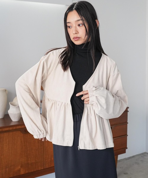mili an deni(ミリアンデニ)の「スウェードフロントジップペプラムブラウス(ノーカラージャケット・レディース・ブラウン/キャメル/ライトベージュ・M)」の1枚目の写真
