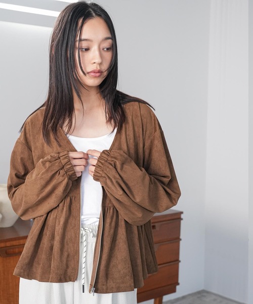 mili an deni(ミリアンデニ)の「スウェードフロントジップペプラムブラウス(ノーカラージャケット・レディース・ブラウン/キャメル/ライトベージュ・M)」の10枚目の写真