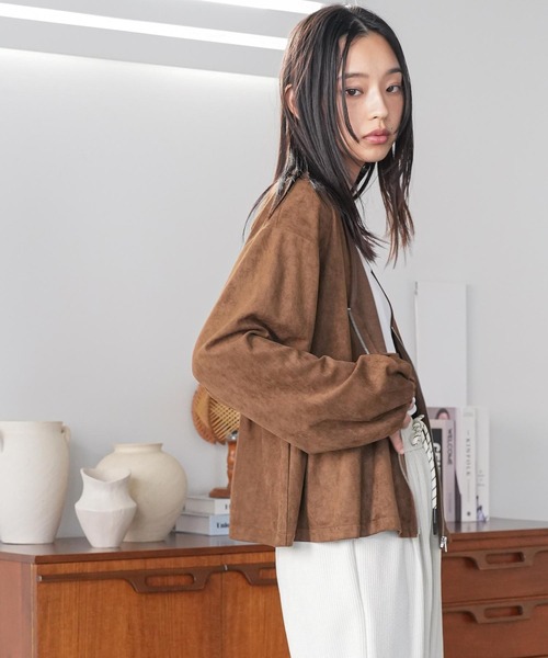mili an deni(ミリアンデニ)の「スウェードフロントジップペプラムブラウス(ノーカラージャケット・レディース・ブラウン/キャメル/ライトベージュ・M)」の14枚目の写真