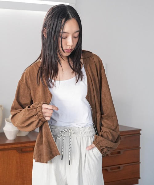 mili an deni(ミリアンデニ)の「スウェードフロントジップペプラムブラウス(ノーカラージャケット・レディース・ブラウン/キャメル/ライトベージュ・M)」の4枚目の写真
