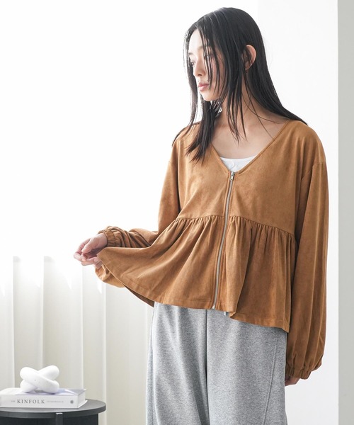 mili an deni(ミリアンデニ)の「スウェードフロントジップペプラムブラウス(ノーカラージャケット・レディース・ブラウン/キャメル/ライトベージュ・M)」の11枚目の写真