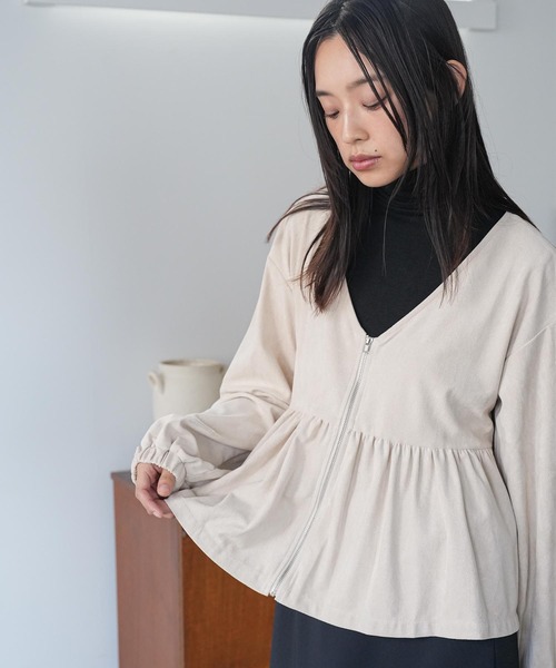 mili an deni(ミリアンデニ)の「スウェードフロントジップペプラムブラウス(ノーカラージャケット・レディース・ブラウン/キャメル/ライトベージュ・M)」の6枚目の写真