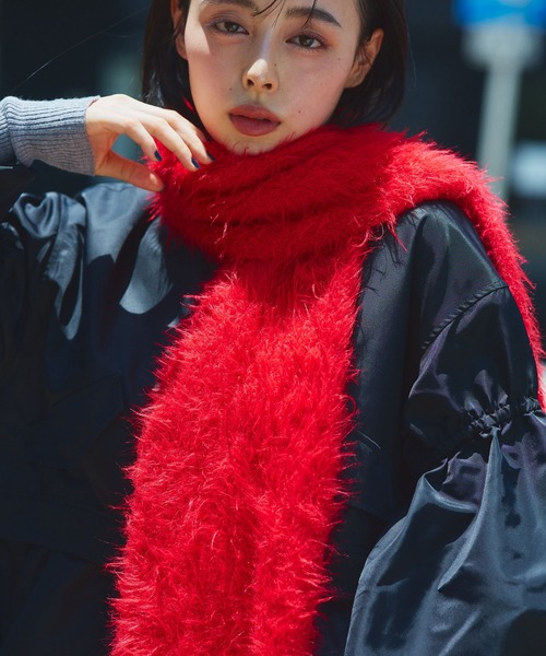 Narcissus(ナルシス)の「シャギーボリュームマフラー/カラーマフラー(マフラー・レディース・イエロー/レッド/ブラック・FREE)」の8枚目の写真