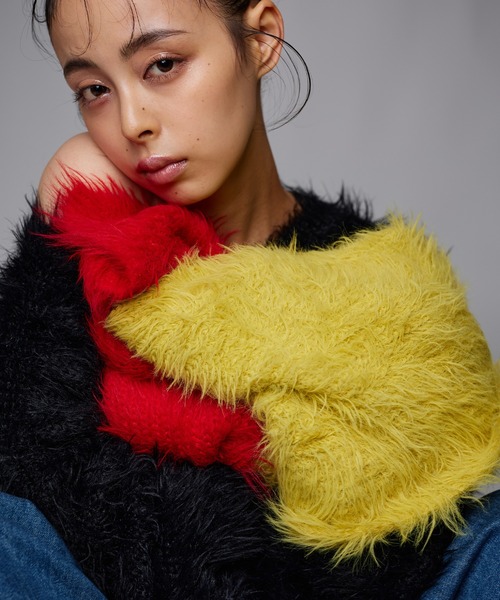 Narcissus(ナルシス)の「シャギーボリュームマフラー/カラーマフラー(マフラー・レディース・イエロー/レッド/ブラック・FREE)」の13枚目の写真