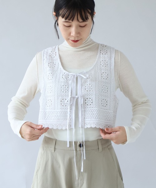 yuni(ユニ )の「コットンレース 2way ビスチェ(ベスト・レディース・ホワイト/ブラック・FREE)」の2枚目の写真