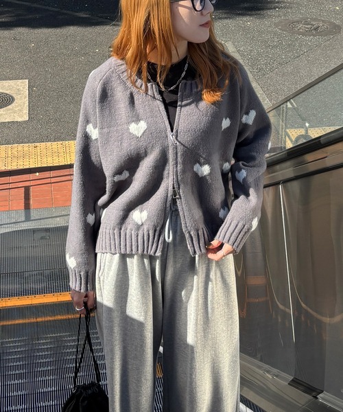 ISOOK（アイスー）の「【ISOOK / アイスー】ハート柄ニットカーディガン / ダブルジップ ファスナー ニット セーター クロップド丈 ショート丈 厚手 クルーネック 丸首 羽織り ネイビー グレー ZOZOTOWN限定（カーディガン/ボレロ・レディース・ネイビー/グレー・FREE）」の3枚目の写真