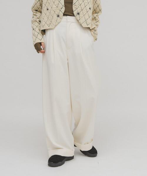 KBF（ケイビーエフ）の「センタープレスストレートパンツ（その他パンツ・レディース・ボルドー/ブラック/アイボリー・ONE）」の2枚目の写真