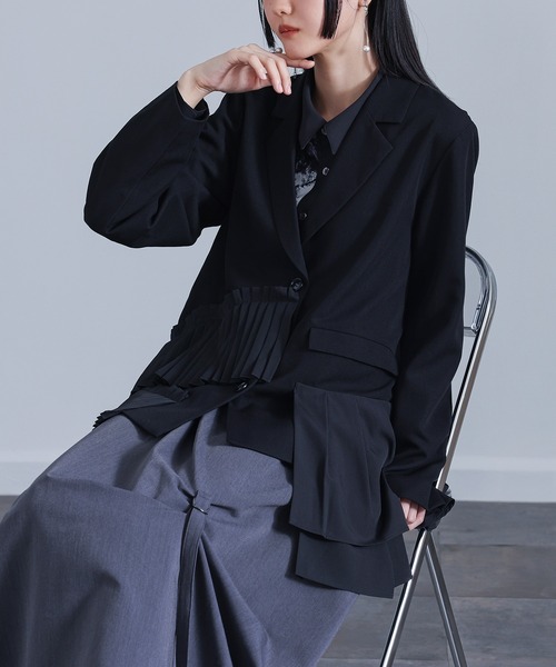 VIVANO フリル付きブラックテーラードジャケット VIVANO フリル付きブラックテーラードジャケット VIVANO フリル付き