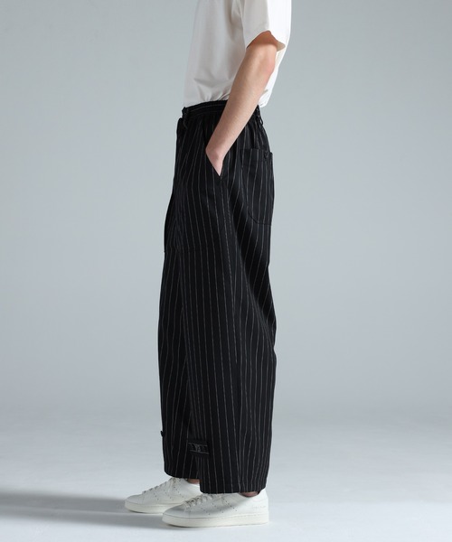 Y-3(ワイスリー)の「Y-3 PINSTRIPE REFINED WOOL WIDE LEG PANTS(その他パンツ・メンズ・ブラック×ホワイト・SMALL/MEDIUM/X-SMALL/LARGE/X-LARGE)」の2枚目の写真