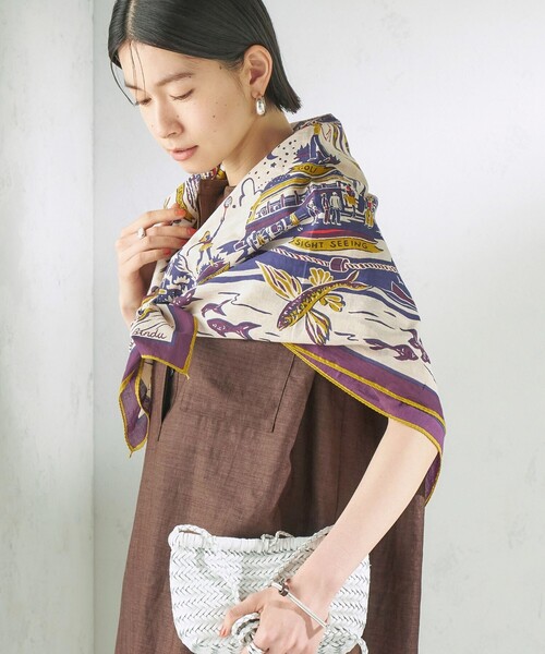 BINDU(ビンドゥー)の「BINDU: スカーフ 100×100(バンダナ/スカーフ・レディース・オレンジ/ネイビー/ライトブルー/ナチュラル/ブルー系その他/サックスブルー・ONE SIZE)」の2枚目の写真