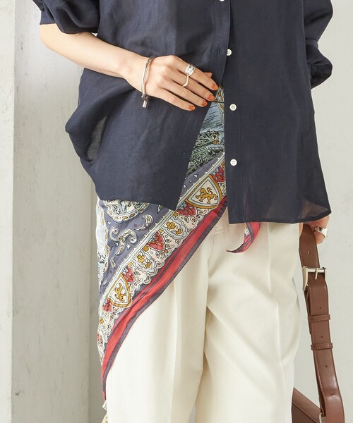 BINDU(ビンドゥー)の「BINDU: スカーフ 100×100(バンダナ/スカーフ・レディース・オレンジ/ネイビー/ライトブルー/ナチュラル/ブルー系その他/サックスブルー・ONE SIZE)」の1枚目の写真