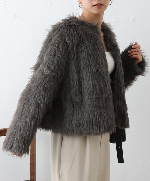 COLONY 2139（コロニートゥーワンスリーナイン）の「ロングファーノーカラーショートコート（ノーカラーコート・レディース・アイボリー/チャコールグレー/ベージュ・FREE）」の9枚目の写真