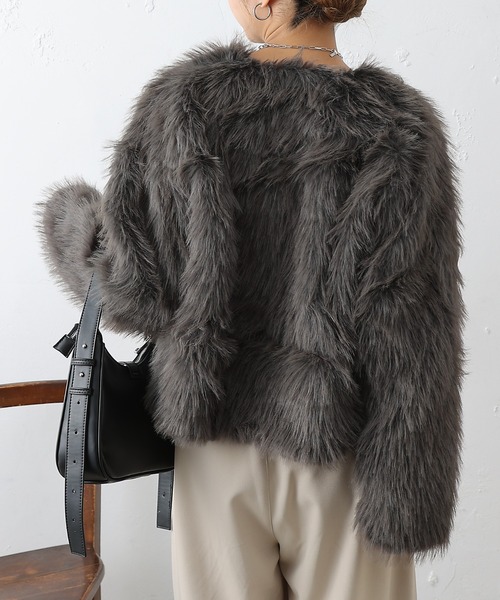 COLONY 2139（コロニートゥーワンスリーナイン）の「ロングファーノーカラーショートコート（ノーカラーコート・レディース・アイボリー/チャコールグレー/ベージュ・FREE）」の8枚目の写真