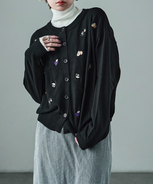 Fashion Letter（ファッションレター）の「レトロ刺繍 クルーニットカーディガン（ニット/セーター・レディース・ブラック/杢グレー/ブラウン・M）」の2枚目の写真