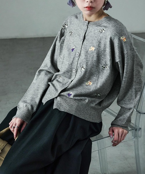 Fashion Letter（ファッションレター）の「レトロ刺繍 クルーニットカーディガン（ニット/セーター・レディース・ブラック/杢グレー/ブラウン・M）」の4枚目の写真