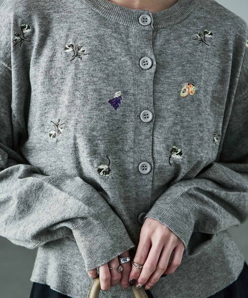 Fashion Letter（ファッションレター）の「レトロ刺繍 クルーニットカーディガン（ニット/セーター・レディース・ブラック/杢グレー/ブラウン・M）」の5枚目の写真