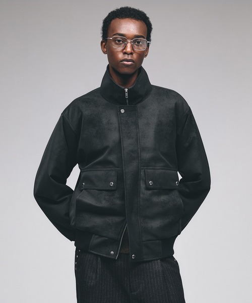 Adoon plain（アドーンプレーン）の「Faux Suede Stand Neck Blouson / フェイクスウェードスタンドネックブルゾン（ブルゾン・メンズ・ブラック/ブラウン・MEDIUM/LARGE）」の4枚目の写真