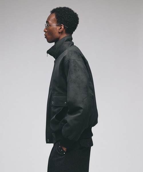 Adoon plain（アドーンプレーン）の「Faux Suede Stand Neck Blouson / フェイクスウェードスタンドネックブルゾン（ブルゾン・メンズ・ブラック/ブラウン・MEDIUM/LARGE）」の5枚目の写真