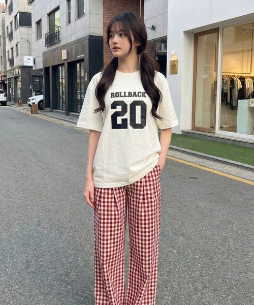 September SEOUL（セプテンバーソウル）の「スポーティカレッジ風ロゴグラフィックTシャツ（Tシャツ/カットソー・レディース・ホワイト/ブラック・FREE）」の3枚目の写真