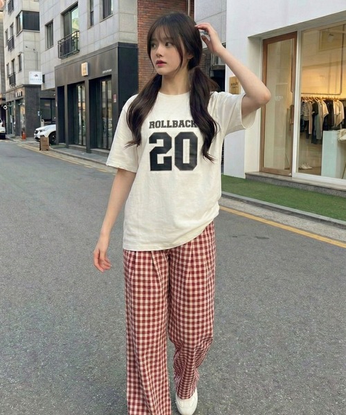 September SEOUL（セプテンバーソウル）の「スポーティカレッジ風ロゴグラフィックTシャツ（Tシャツ/カットソー・レディース・ホワイト/ブラック・FREE）」の4枚目の写真