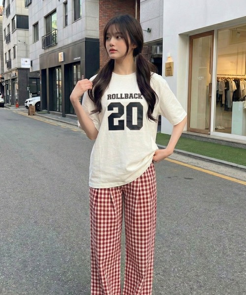 September SEOUL（セプテンバーソウル）の「スポーティカレッジ風ロゴグラフィックTシャツ（Tシャツ/カットソー・レディース・ホワイト/ブラック・FREE）」の5枚目の写真